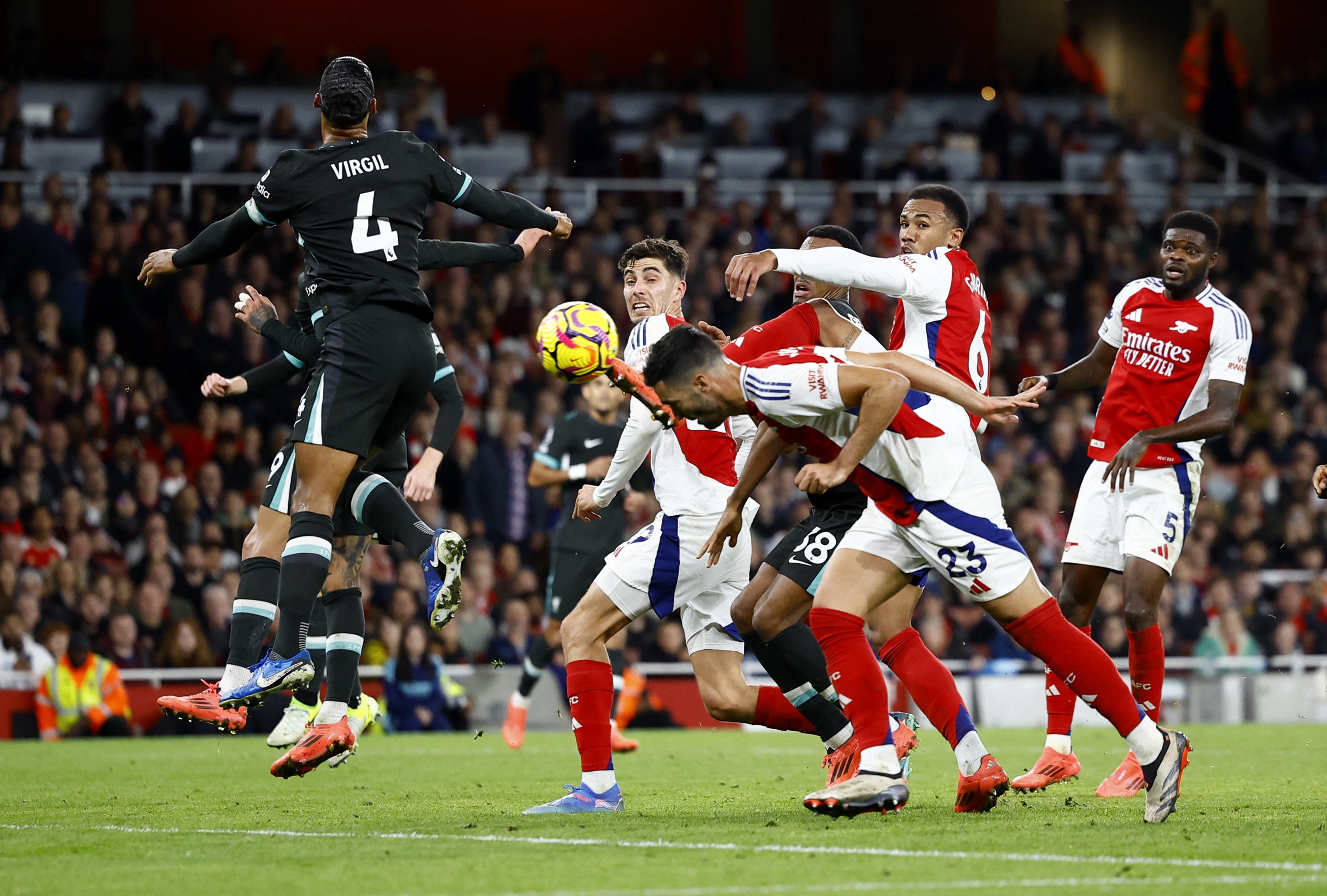 Van Dijk đóng vai ‘chàng hề’, Liverpool bị Arsenal ngắt mạch thắng: Mất luôn ngôi đầu- Ảnh 4.